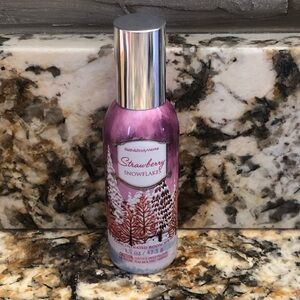 Bath and Body Works Strawberry Snowflakes Christmas Concentrated Room Spray